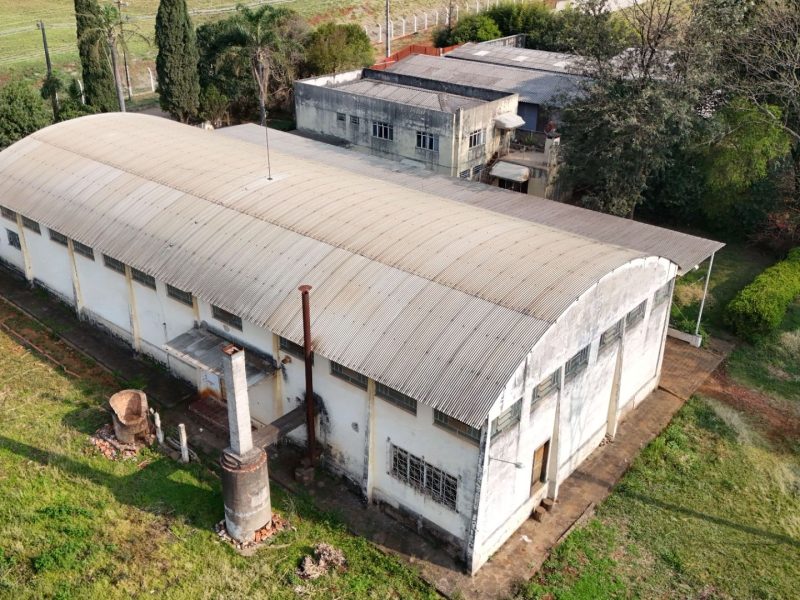 Barracão à venda 1200 m² Industrial